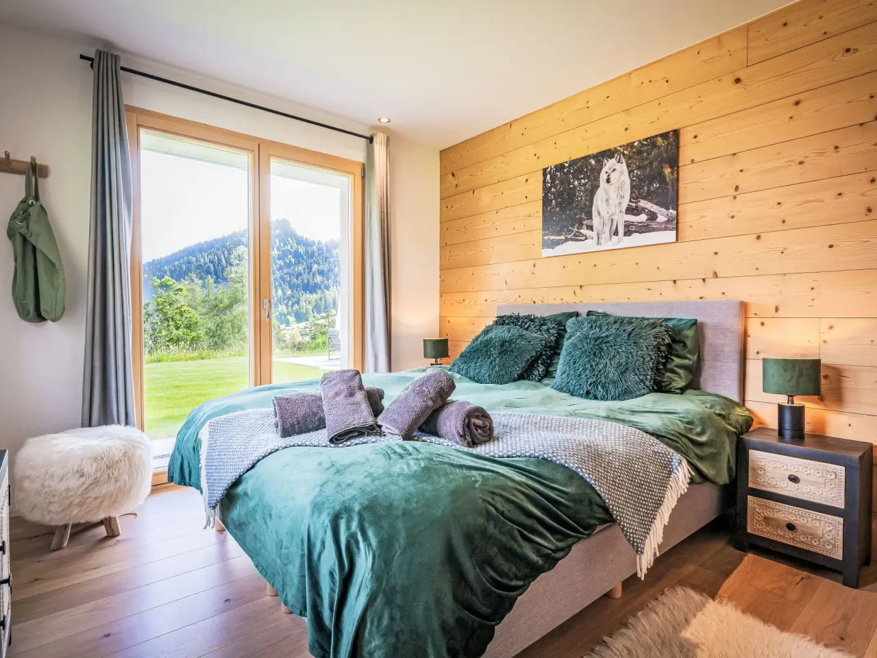 Slaapkamer met tweepersoonsbed en uitzicht op de bergen