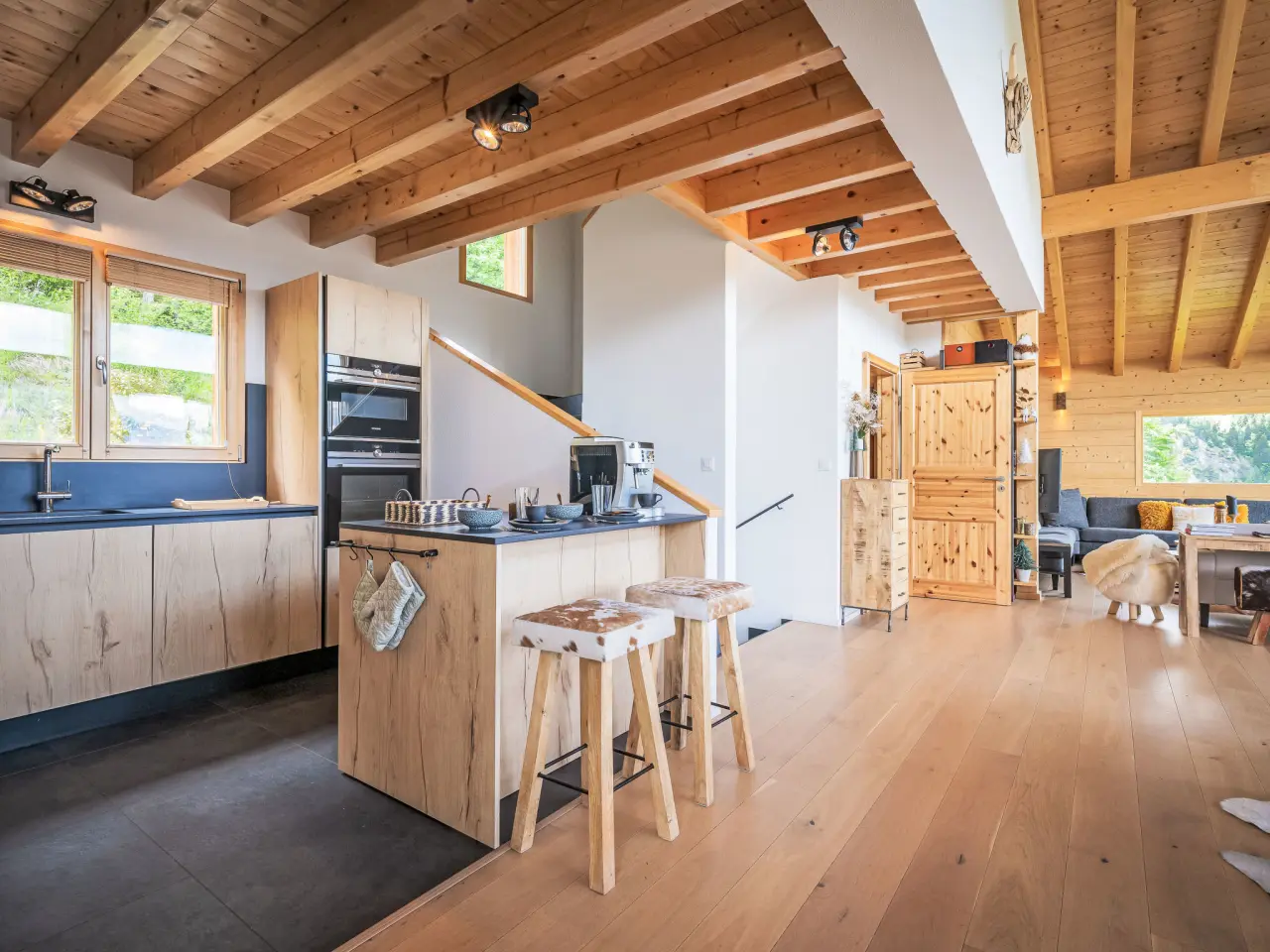 Open keuken met kookeiland en zicht op de eetkamer