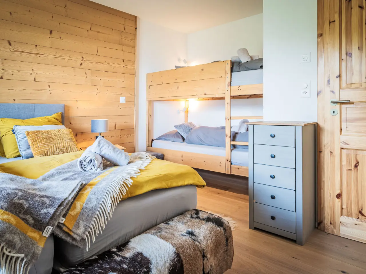 Slaapkamer met stapelbed, geschikt voor kinderen