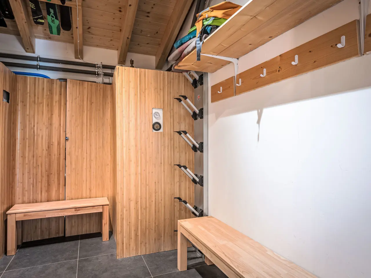 Skiberging met haken en bank in de hal