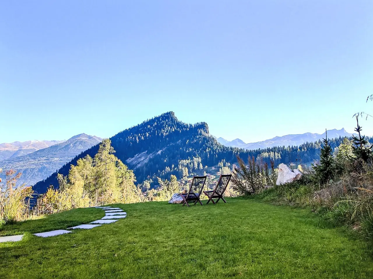 Uitzicht over de bergen vanaf de tuin