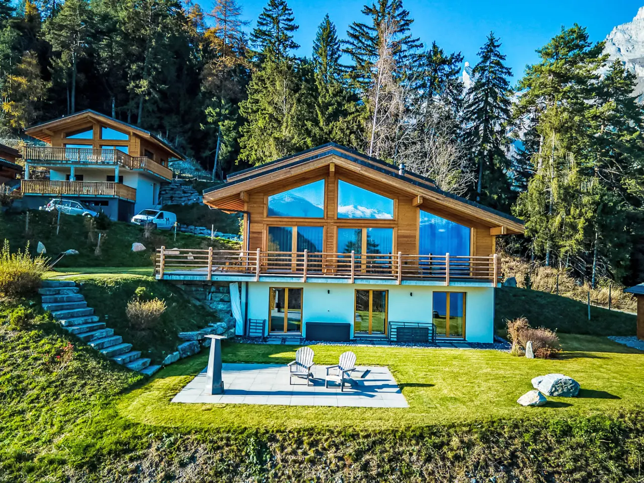 Luchtfoto van het chalet met de bergen erachter