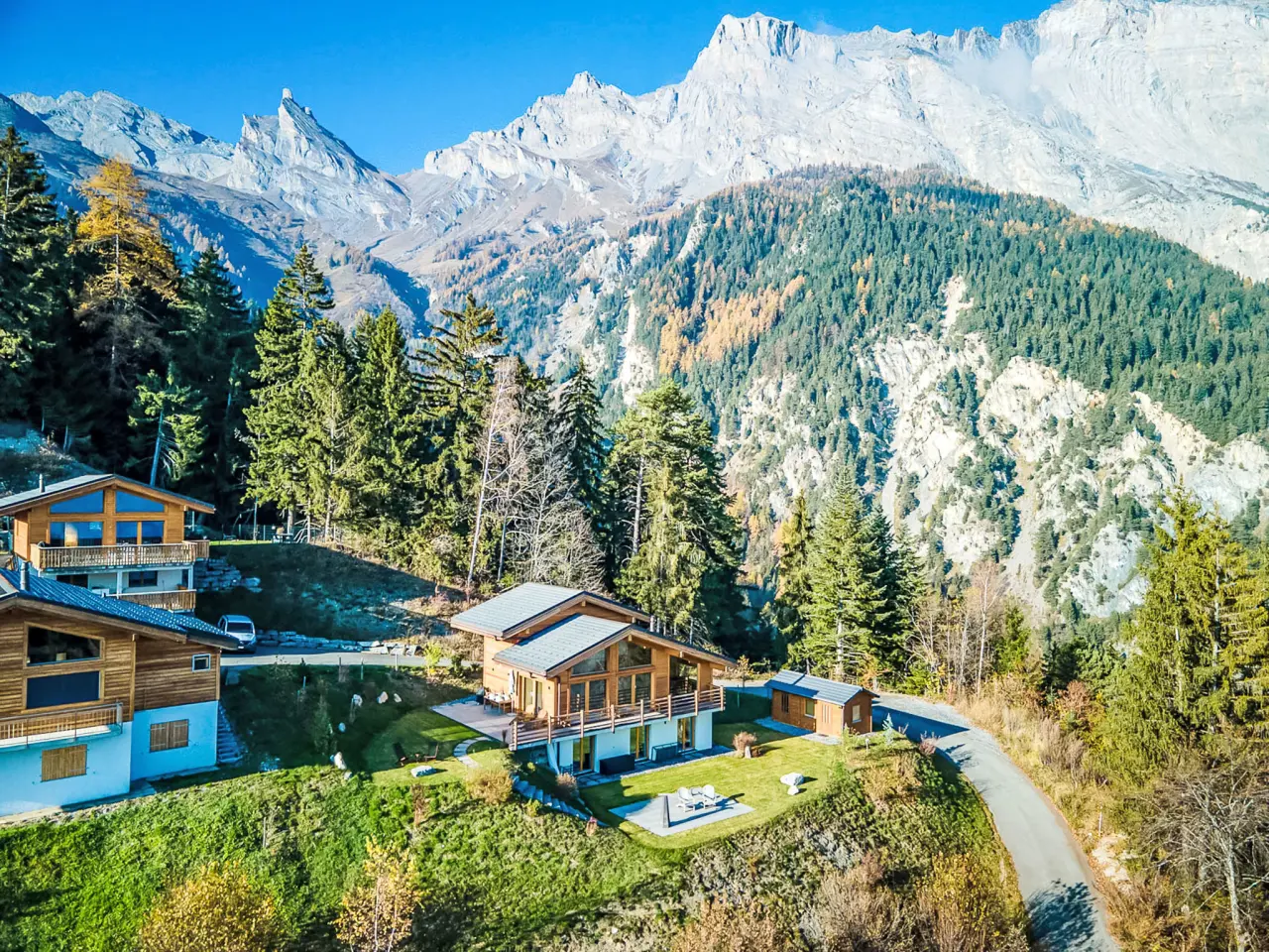 Het chalet in het landschap boven het Rhonedal